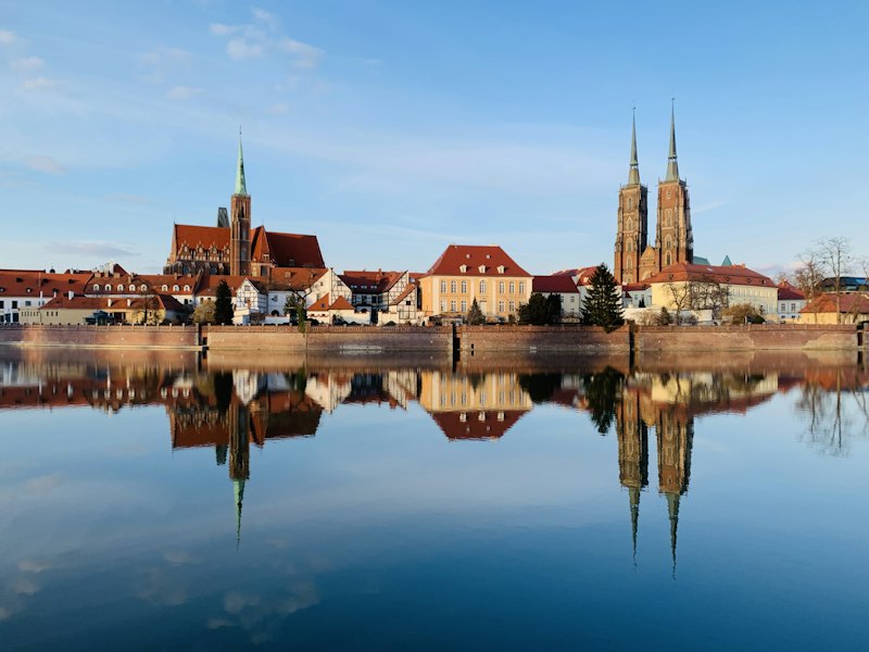 Ostrów Tumski we Wrocławiu odbity w Odrze
